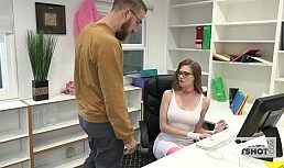 Ashley Lane haciendo horas extras como secretaria cachonda