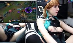 Chica youtuber haciendo un gameplay porno en directo