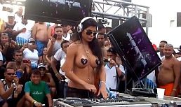 Una DJ famosa enseñando las tetas mientras baila