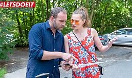 Stacy Cruz ligando por la calle con desconocidos