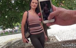 Shalina Divine se deja hacer fotos calientes por la calle y luego se los folla