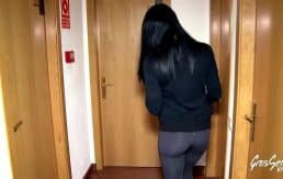 Morena española se presenta a un casting para ser actriz porno