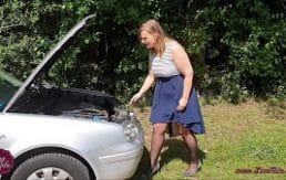 Se le rompe el coche a una rubia y es follada en la carretera