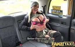 El taxista se pone nervioso con las tremendas tetas de la pasajera..
