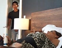 El hijastro de Armani Black la pilla masturbándose