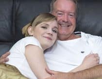 El abuelo es el hombre que mejor hace sentir a la rubia cuando se la folla