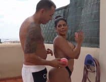 La mexicana Kesha Ortega se ducha en la terraza con el vecino y mira qué sucede