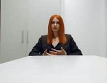 La pelirroja se tiene que dejar follar en la entrevista de trabajo