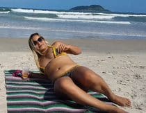 La brasileña Paty Bumbum provoca a los hombres en la playa y se masturba con squirting