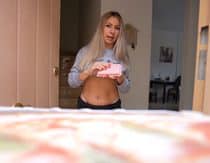 La rubia pide pizzas para pagarles con el culo a los repartidores